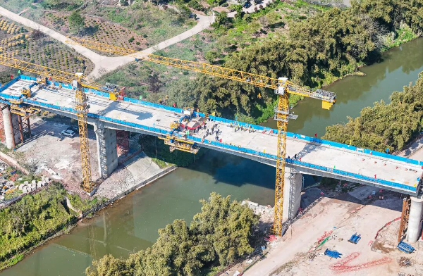 成渝中线梁滩河与黄家嘴双桥合龙后转战漳汕高铁：五新造桥机高周转率赢得广泛赞誉！